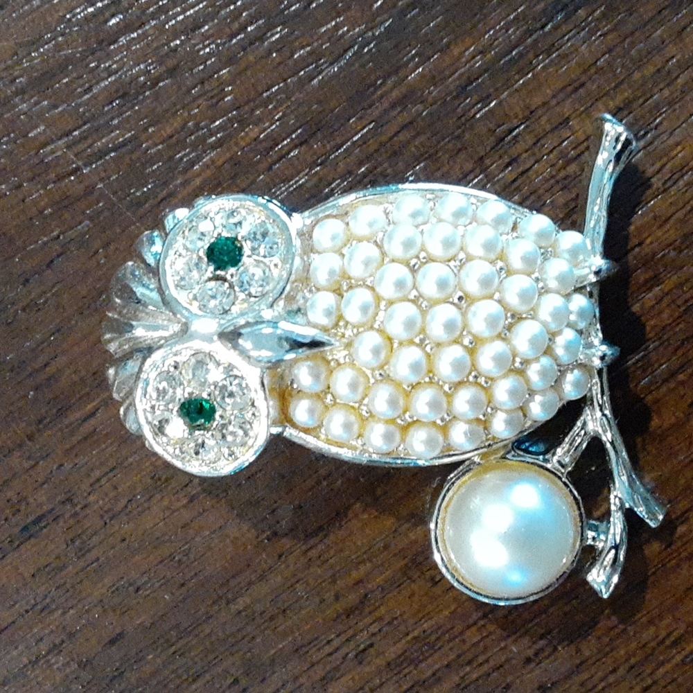Beautiful Owl Booch signed Sarah Coventry Green/White/Silvertone rhines under 2"